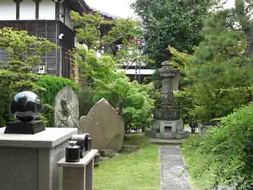 stone tablets and statues in Choshoji