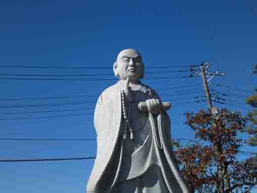 the statue of Nichiren in Honjoji