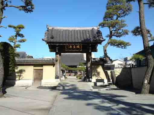 the gate at Honkosan Joryuji Temple