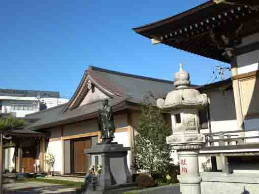 the statue of Nichiren in Kannouji