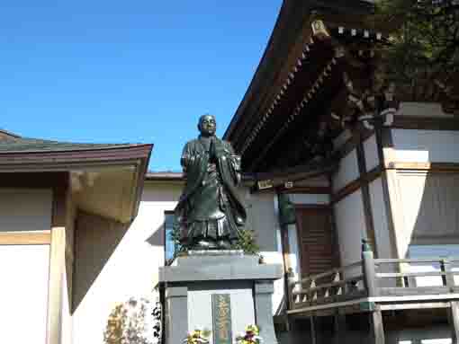 the statue of Nichiren in Kannoji