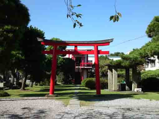 a red torii in Matsumoto Benten