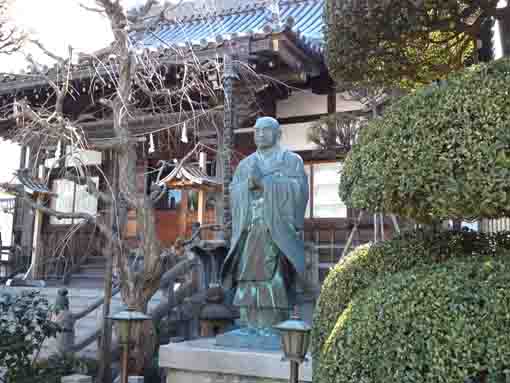 the statue of Nichiren in Shofukuji