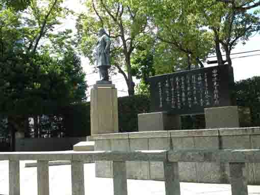 the memorial statues for Gen Tanaka