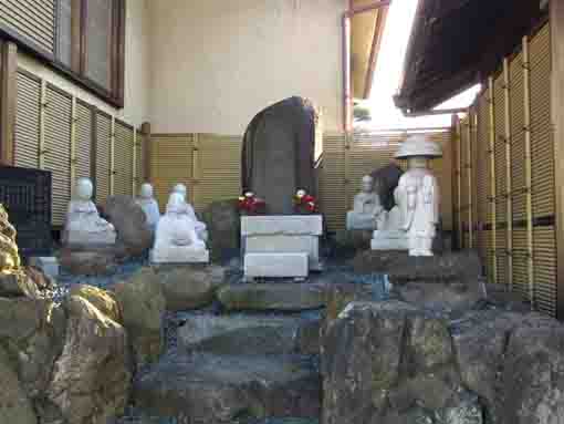 the stone statues in Togakuji Temple