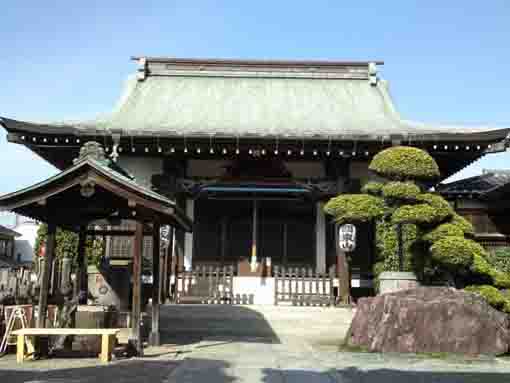 the main hall of Tokuzoji Temple
