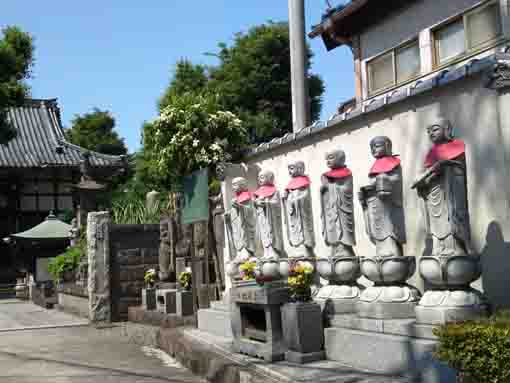 the six statues of Jizo in front of Tozenji