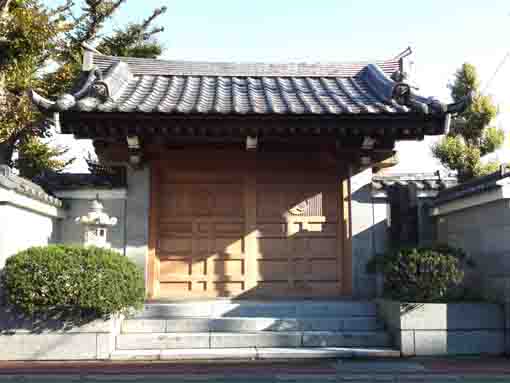 the Sanmon Gate of Zenpukuji Temple